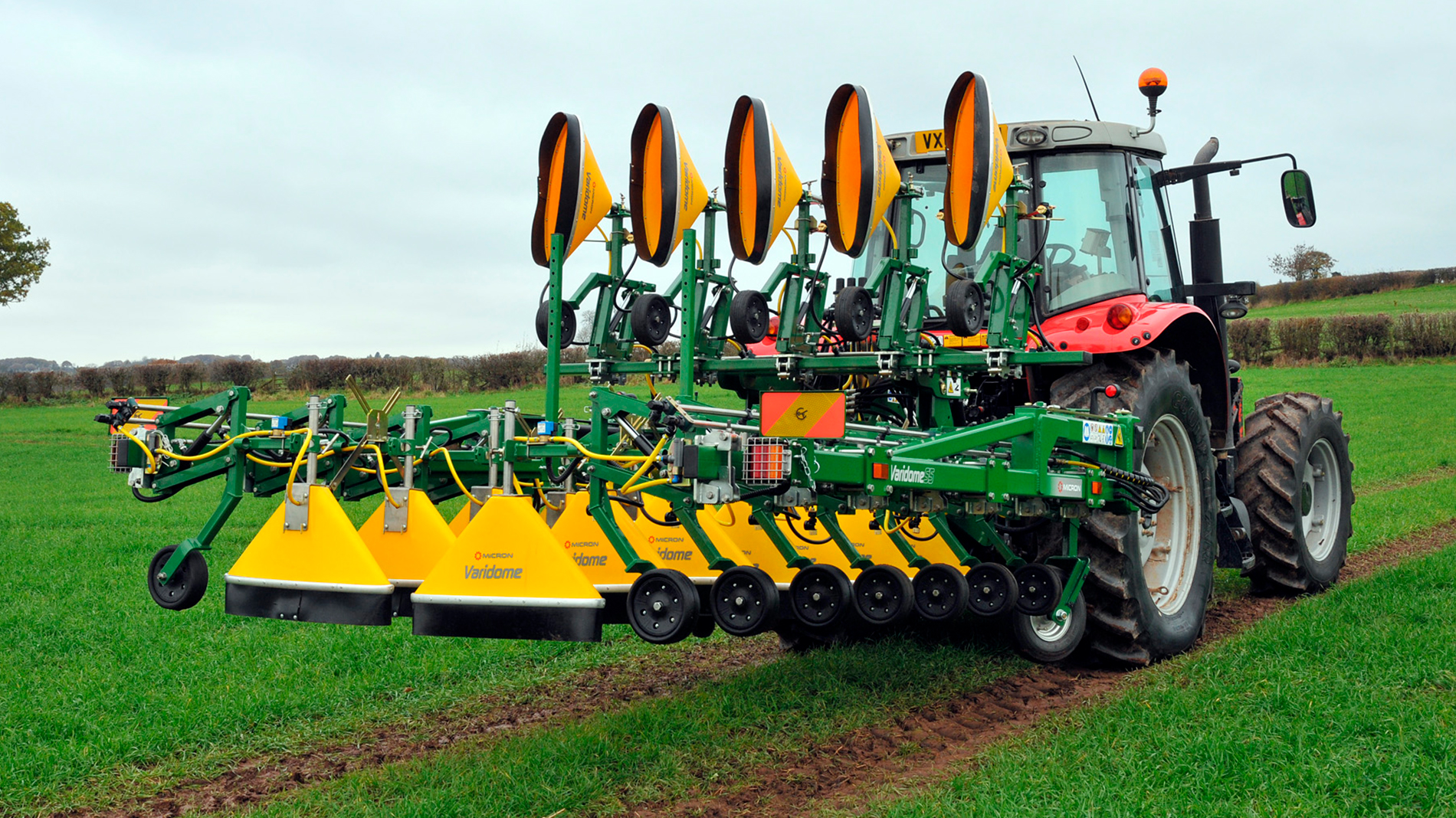 Varidome sprayer for eradicating weeds between rows